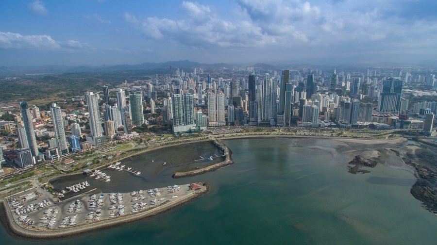 Causeway y ciudad moderna
